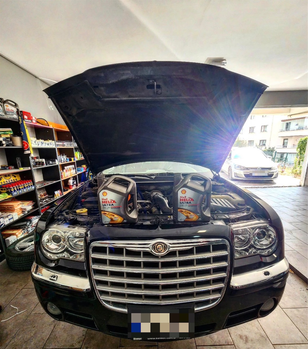 EF Garage'da periyodik bakım ve motor yağı değişimi yapılan araç